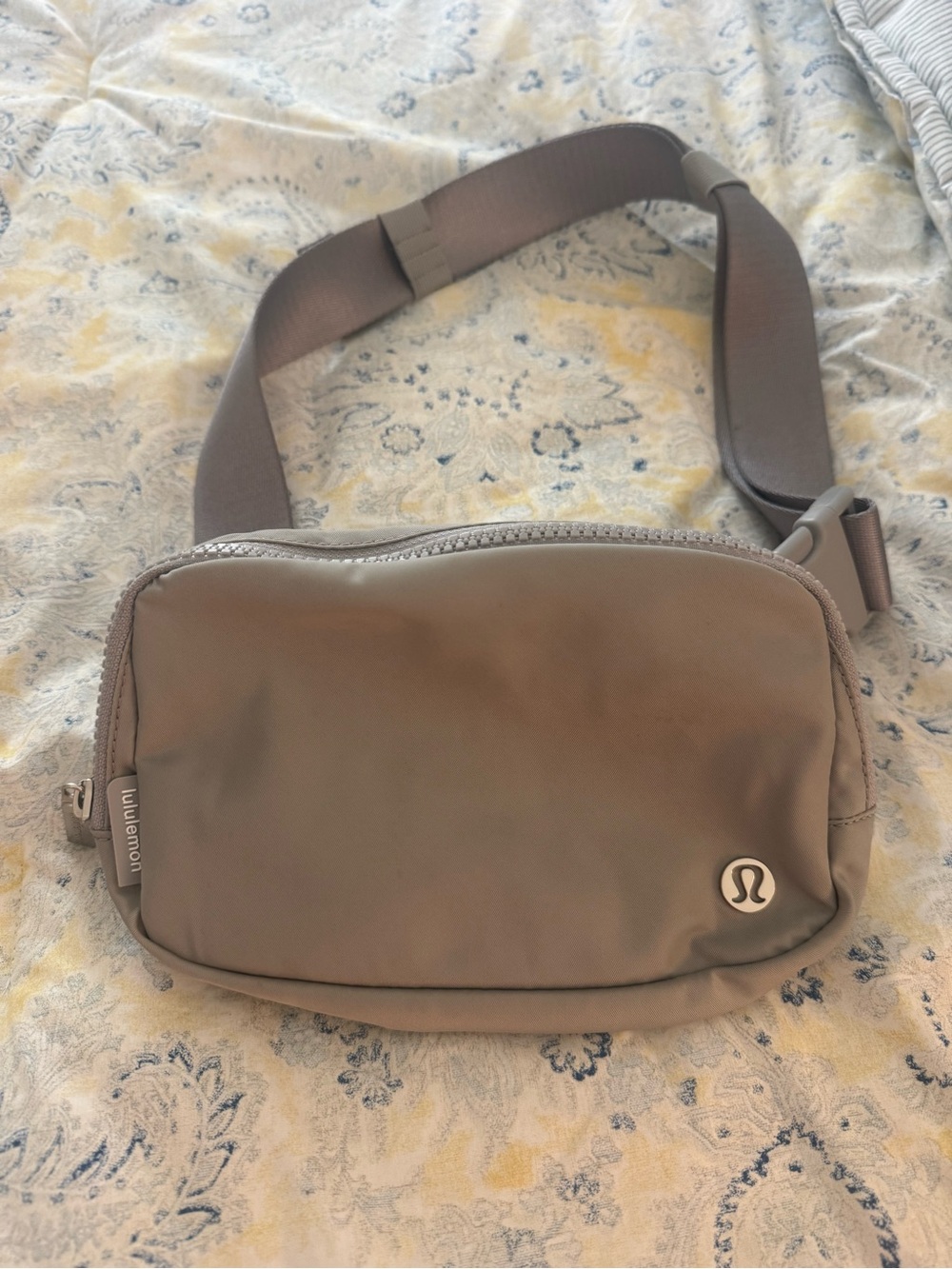 NWOT Lululemon Silver or Gray Everywhere Crossbody or Belt Bag
